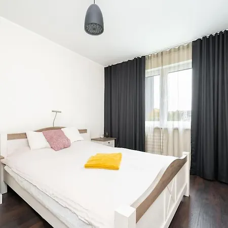 Convenient Close To Airport And Old Town Apartment *